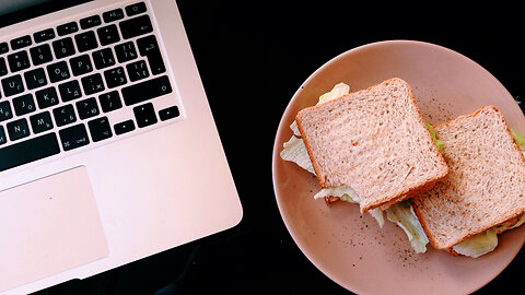 Are employed Americans actually taking a lunch break?