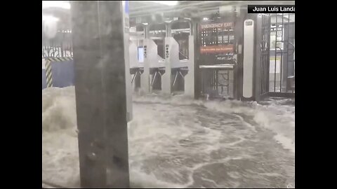 HEAVY RAINS FLOODS SUBWAY STATION💦🌊🚉🚶🏻📸IN MANHATTAN NEW YORK💦🚶‍♀️🚇🌊💫
