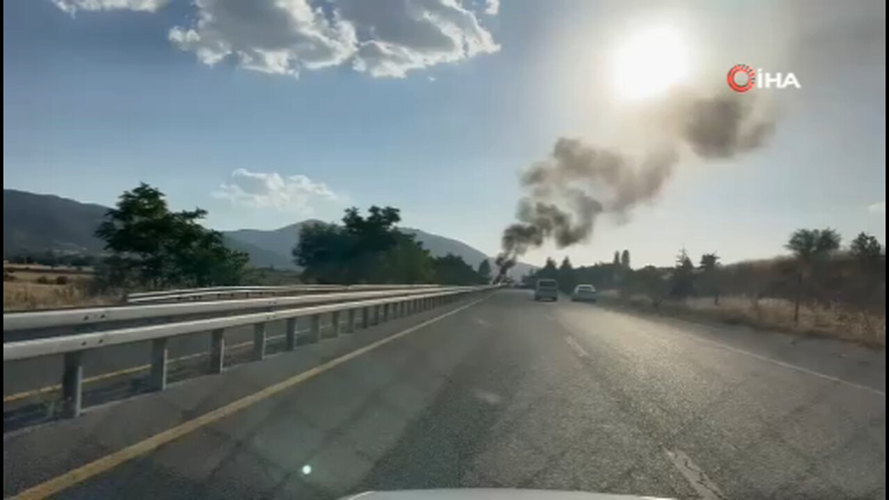 Elazığ'da seyir halindeki otomobil alev aldı