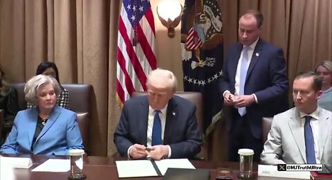🚨 President Trump signs an Executive Order on Election Integrity, you now need ID to vote