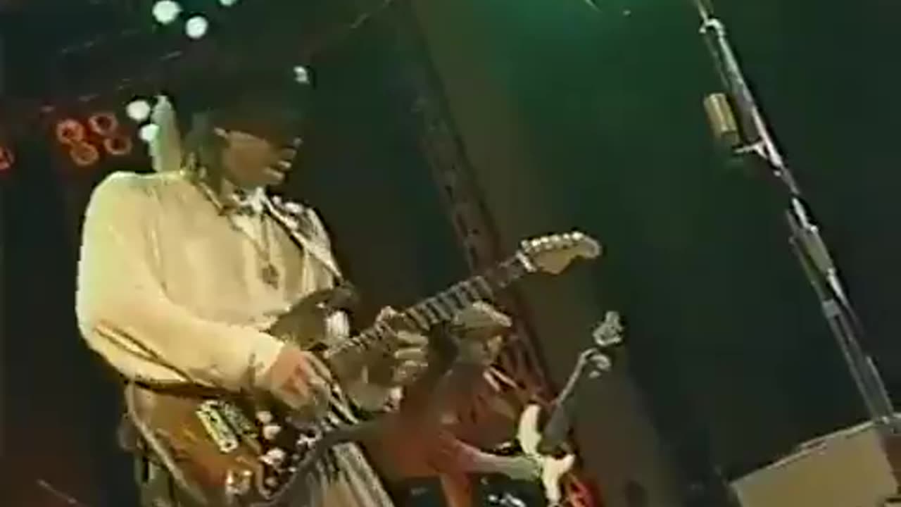 Stevie Ray Vaughan performs Voodoo Child in Nashville (1987)