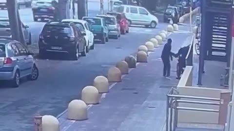 🚨🇮🇹An illegal African immigrant brutally attacked a disabled man in Italy for no reason.