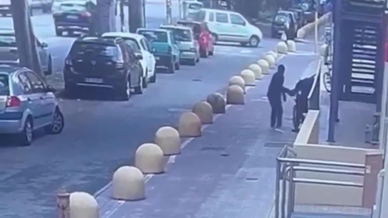 🚨🇮🇹An illegal African immigrant brutally attacked a disabled man in Italy for no reason.