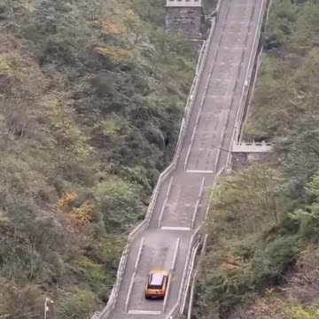 Chinese auto manufacturer trying to replicate feat by Range Rover. Fails.