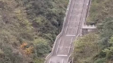 Chinese auto manufacturer trying to replicate feat by Range Rover. Fails.