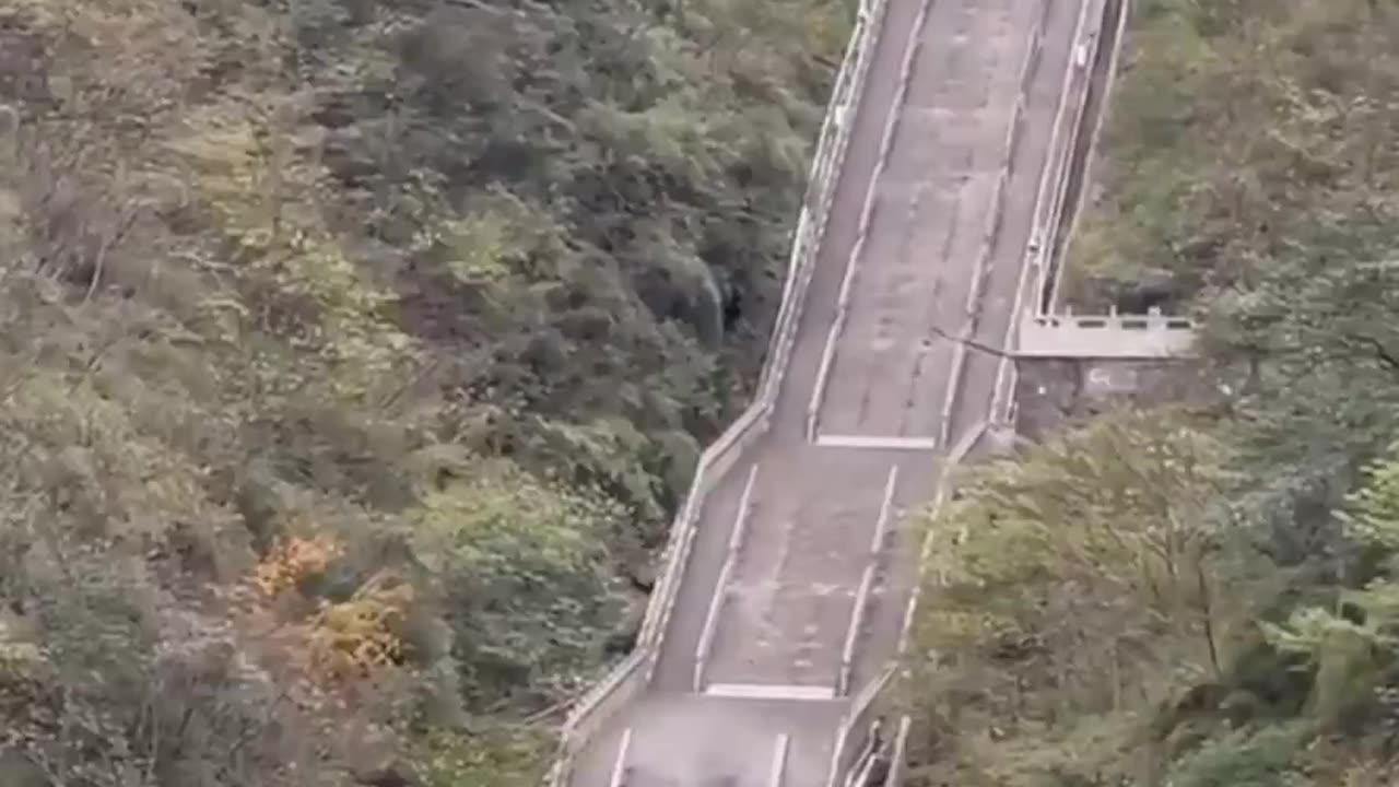 Chinese auto manufacturer trying to replicate feat by Range Rover. Fails.