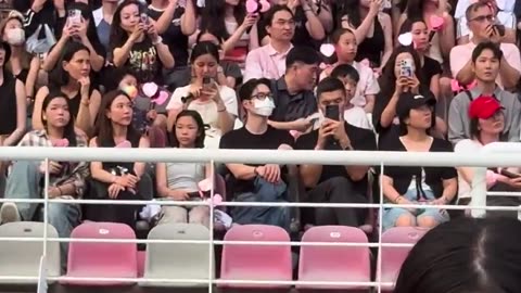 Blackpink Lisa yunjin world tour 2025