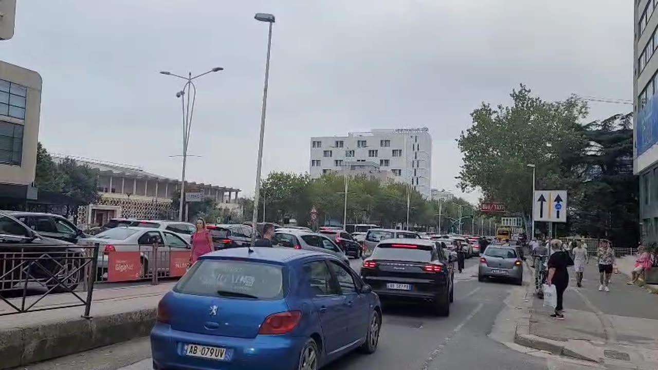 Tirana në kolaps në ditën e parë të shkollës: Trafiku i rënduar bllokon rrugët kryesore