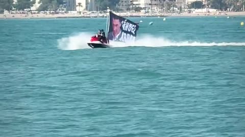 Hazte Oír prosigue su campaña con la «flotilla nacional» exhibiendo «Sánchez corrupto»