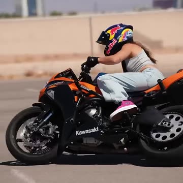 Do you recognize this crazy backdrop behind me ?? 🎰