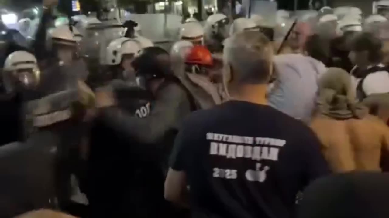 Vuçiç reagon pas protestave masive: Kemi armiq të jashtëm