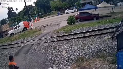 Dumbass Biker DIes By Train