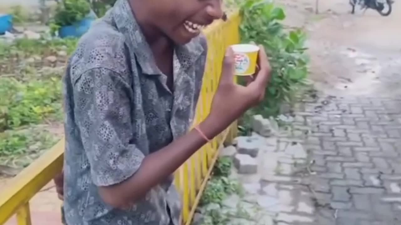 "मैं तो 12 बजे घर पहुँचा था... तुम 12 सेकंड में सब्सक्राइब कर दो 😎🔥"