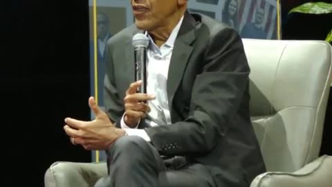 Barack Obama signals the audience to STOP CLAPPING after saying Charlie Kirk’s ideas were “wrong.”
