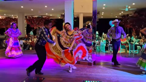 AMAZING MEXICAN DANCERS