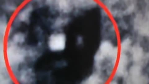 me recordo la luna fobos pero el asteroide con piramide en punta plana es mas que raro