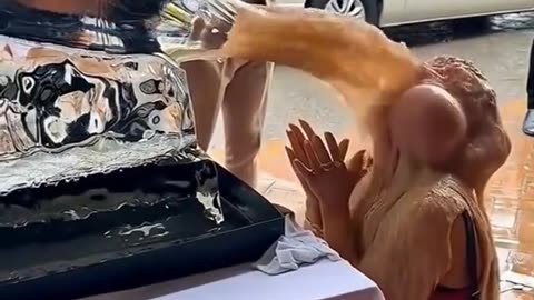 what kind of person is this 😲