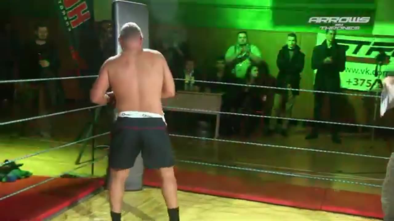 Young boy vshtal DEDA- fighter without rules