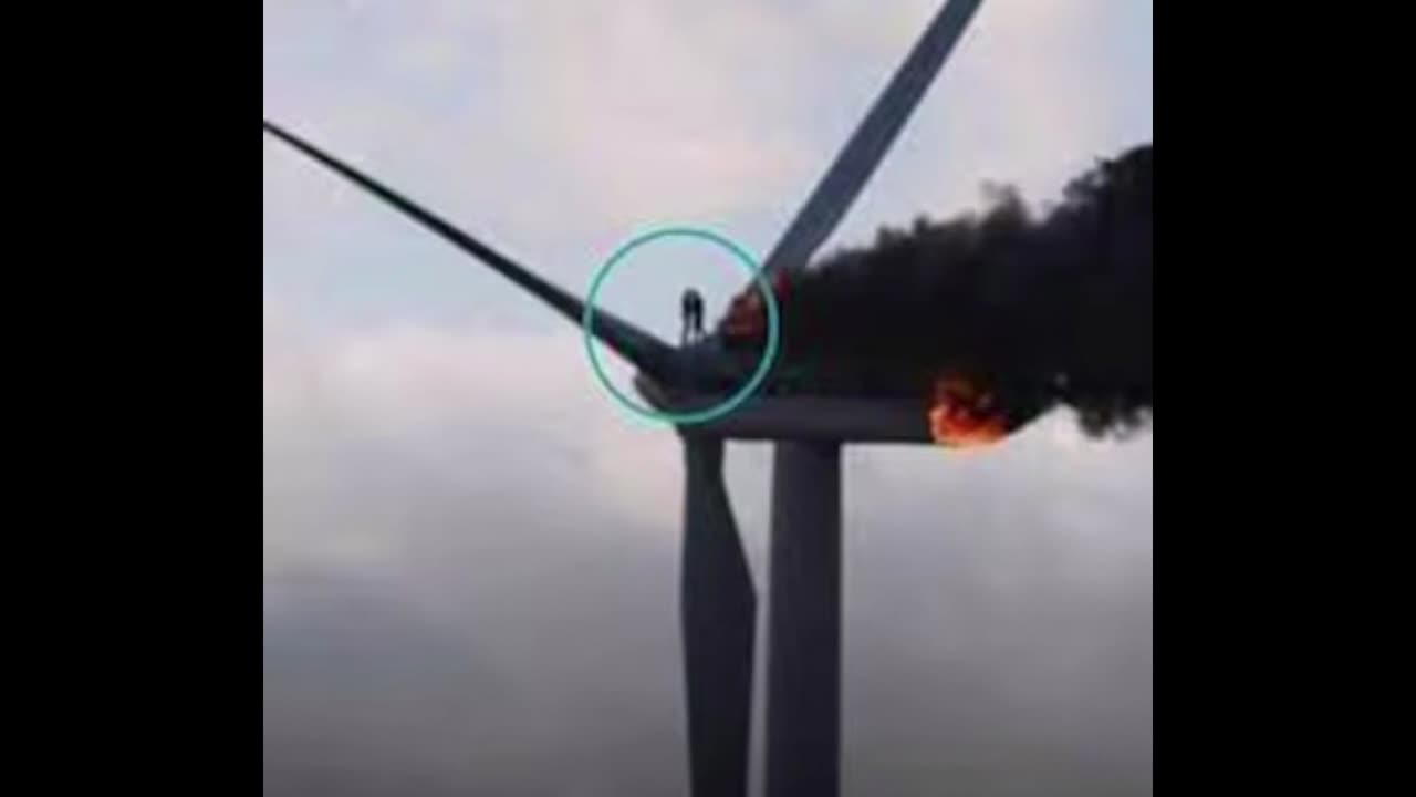 El conmovedor abrazo de dos ingenieros antes de morir calcinados en la cima de una turbina eólica