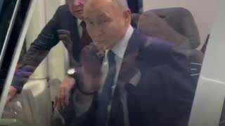 Putin sube a la cabina de un tranvía no tripulado