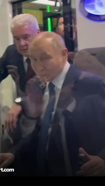 Putin sube a la cabina de un tranvía no tripulado