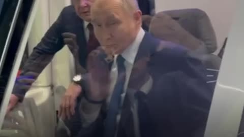 Putin sube a la cabina de un tranvía no tripulado