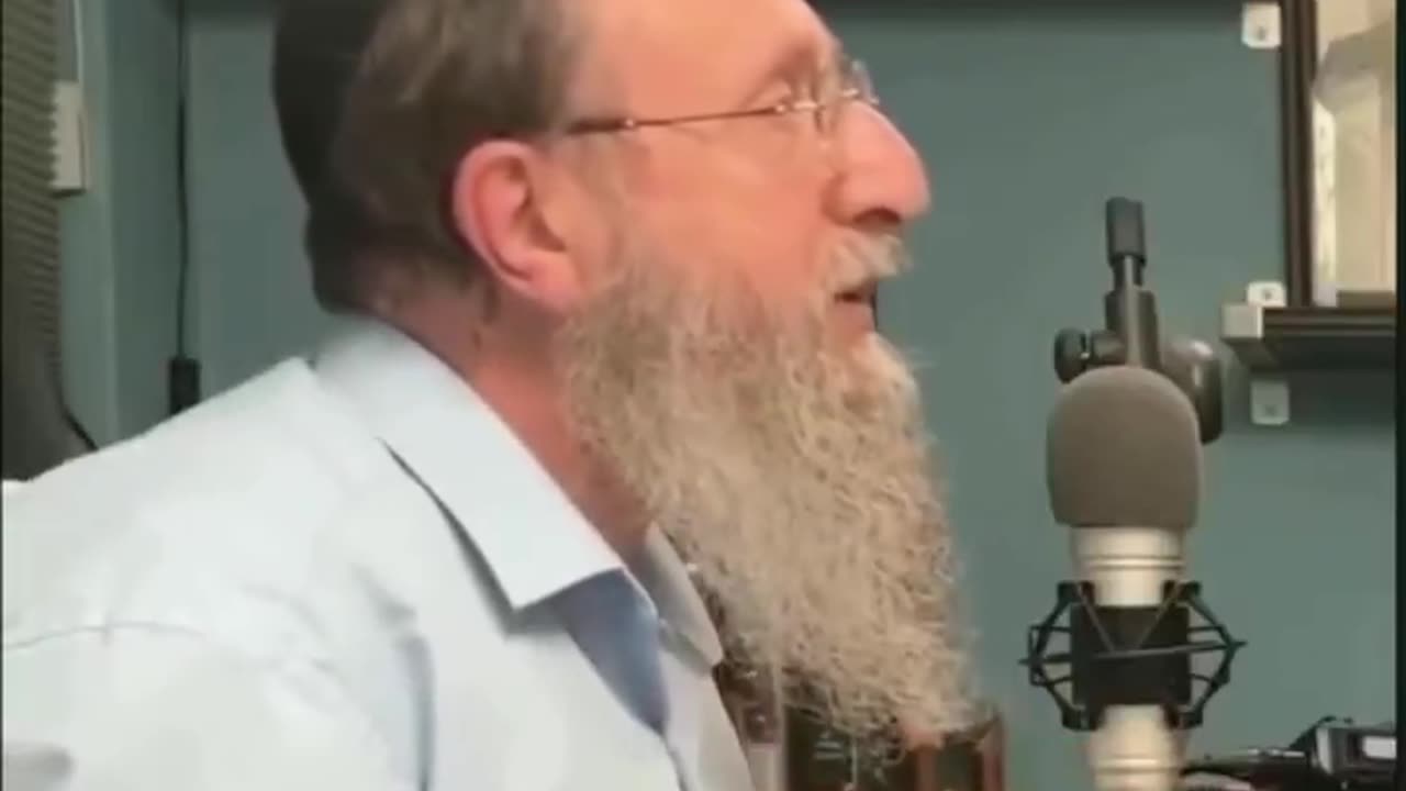 Jewish Rabbi speaks to the Christians.“You guys should worship every jew"
