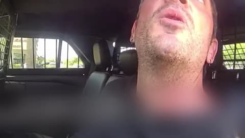 Hombre escupe a policía tras ser detenido por hurto en Florida