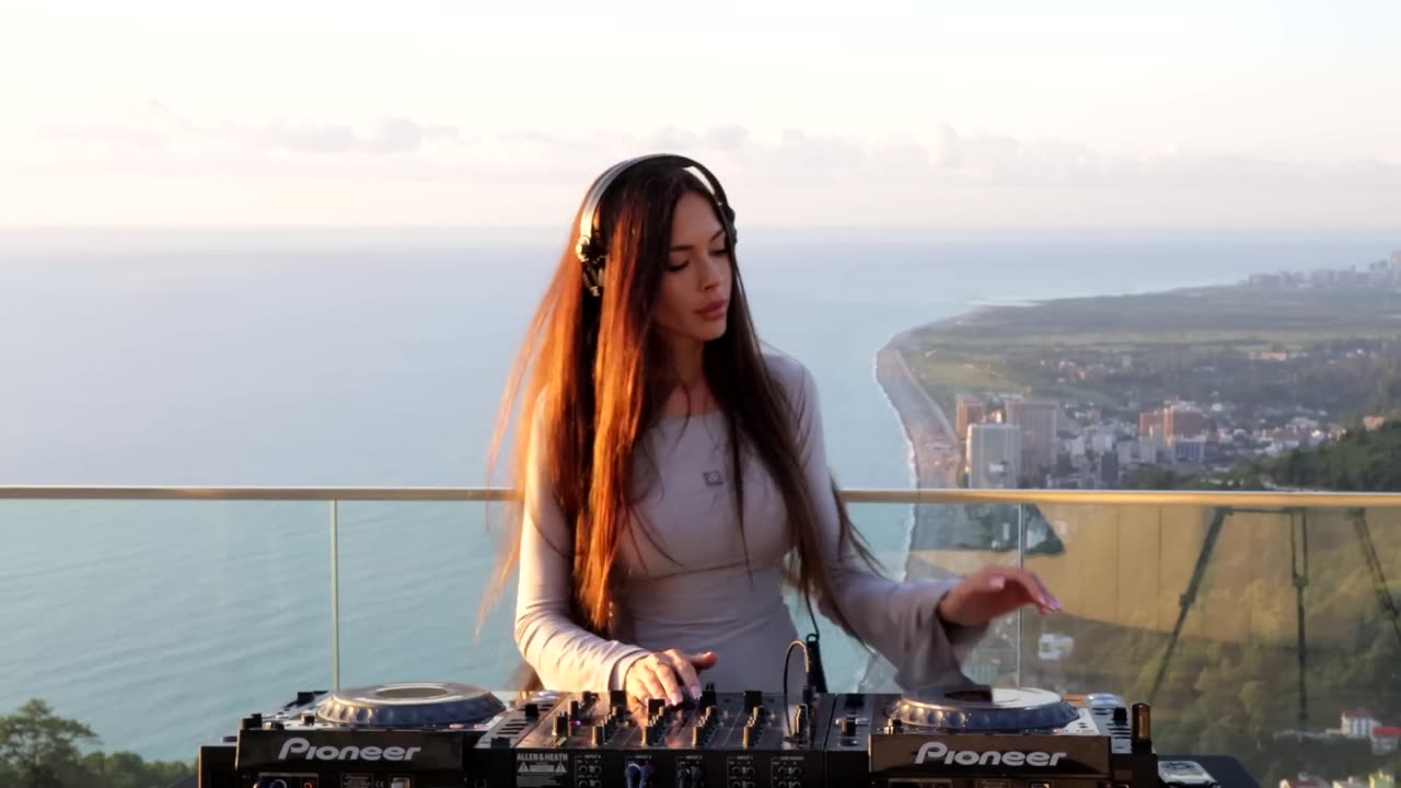 You’ll Replay This Track Again & Again | Heavy Tech House Drop