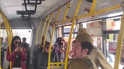 ¡En Krasnoyarsk organizaron una actuación musical en el autobús!