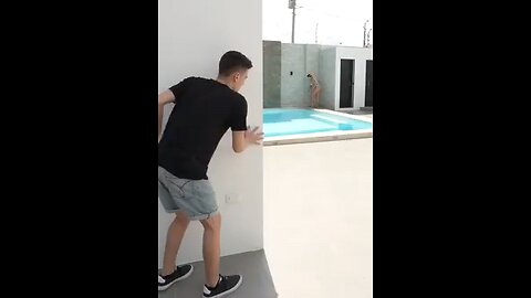 Esta Chica Convence A Su Primo