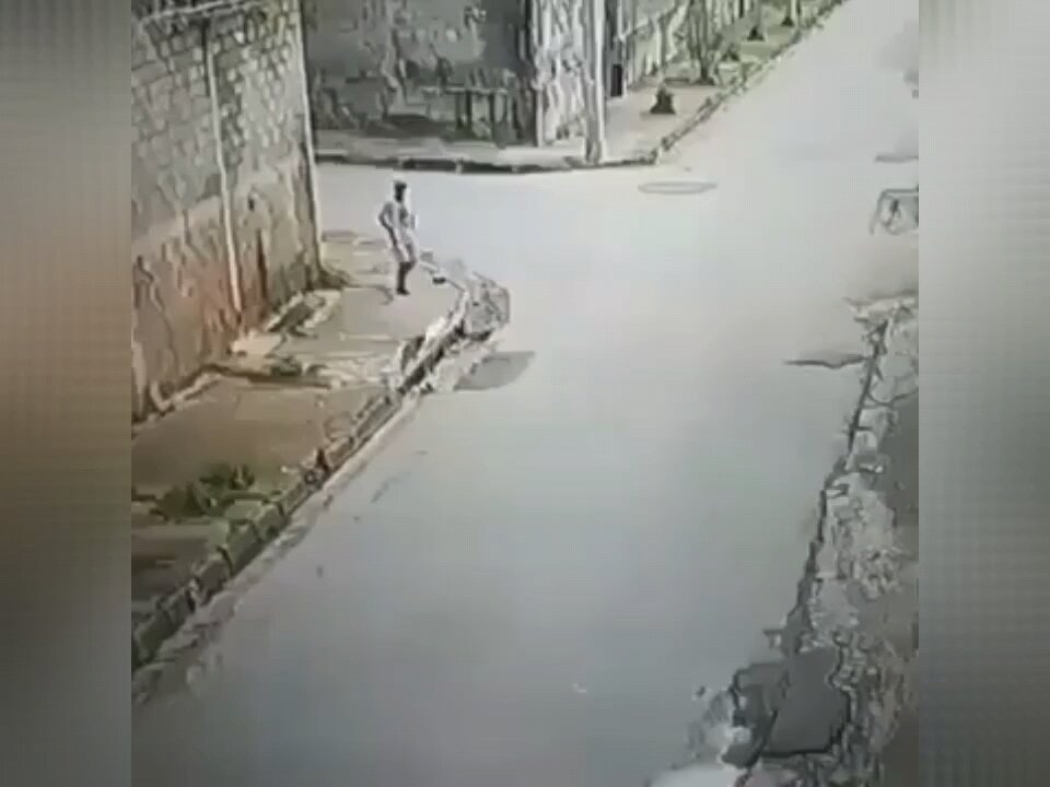 Serial Robber Finally Gets His Karma After He Tried To Rob A Man Walking Down The Street