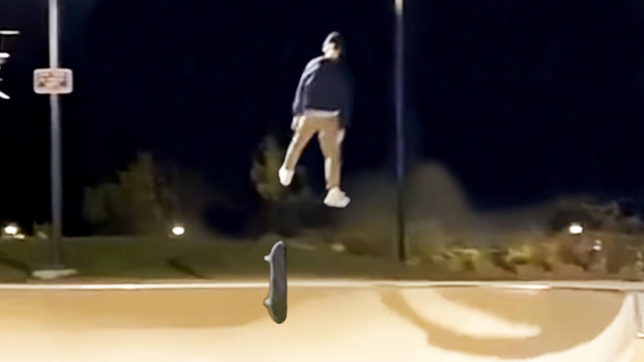 Man Glitches While Skateboarding