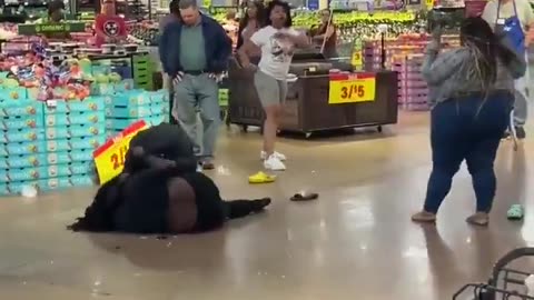 4 gigantic negress sheboons cat 5 fighting in store entrance