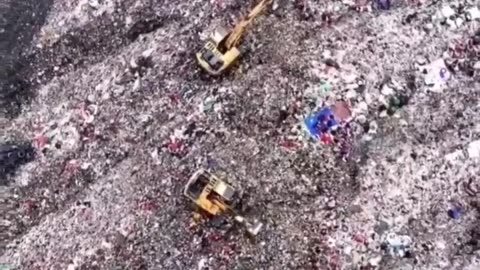🤯✨ Explore Humanity's Largest Landfill Outside Jakarta! | FeedMyCuriosity