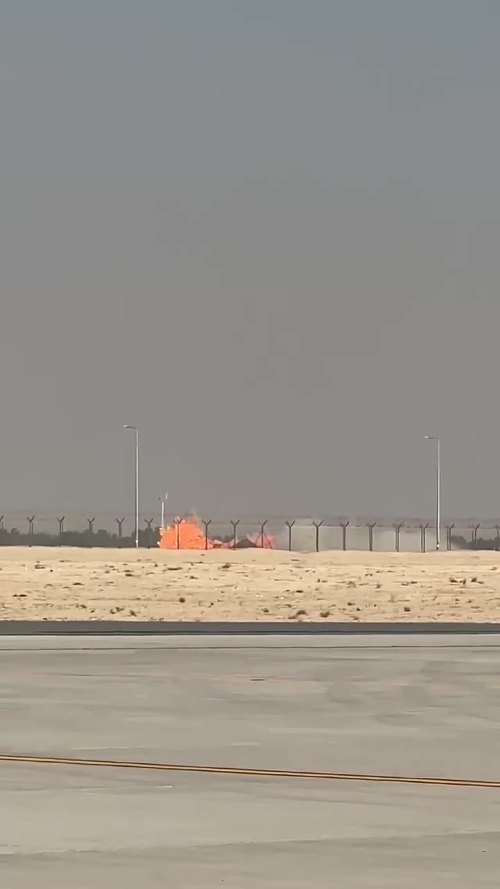 🇮🇳 Indian Tejas fighter jet crashed at the Dubai Air Show.