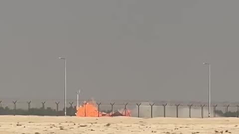 🇮🇳 Indian Tejas fighter jet crashed at the Dubai Air Show.