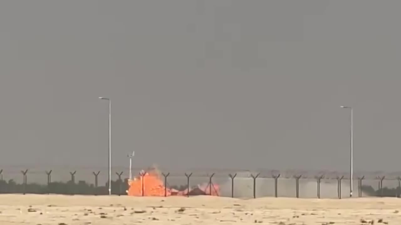 🇮🇳 Indian Tejas fighter jet crashed at the Dubai Air Show.