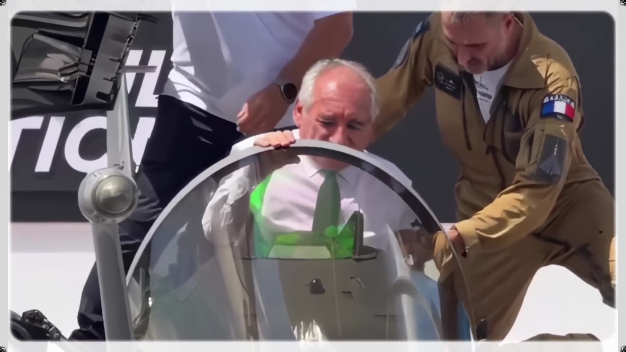 Bayrou coincé dans un avion de combat - À mourir de rire 🤣