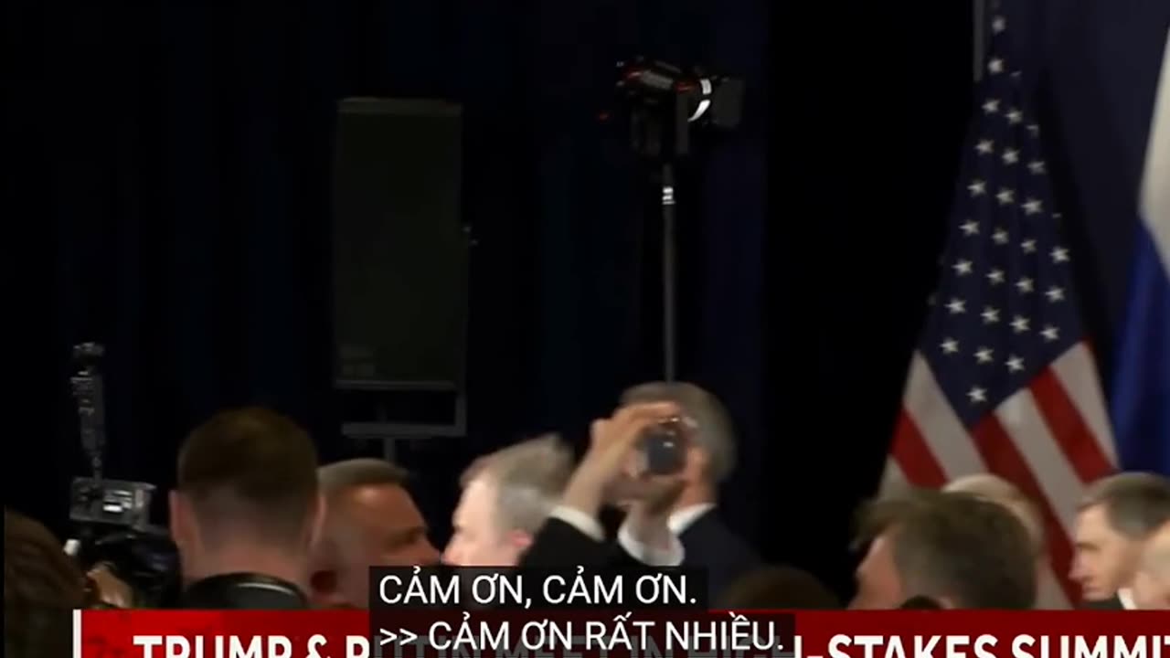 TT Trump Và TT Putin Họ̣p Báo ở Alaska