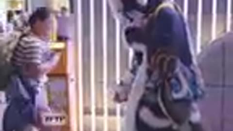 Furry nas ruas da China - UwU