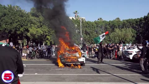 Sidam dodges exploding Waymos at Anti ICE protest