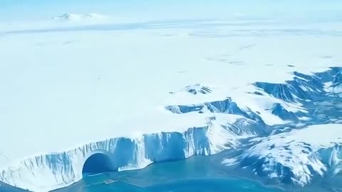 真の南極が目の前に リチャード・バード提督の飛行機からの映像。学校では教えてくれない。