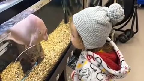 “This Baby Can’t Stop Laughing at Her Dad 🤣🎤”