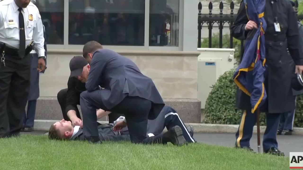 U.S. servicemember fainted in front of the Oval Office while holding a flag