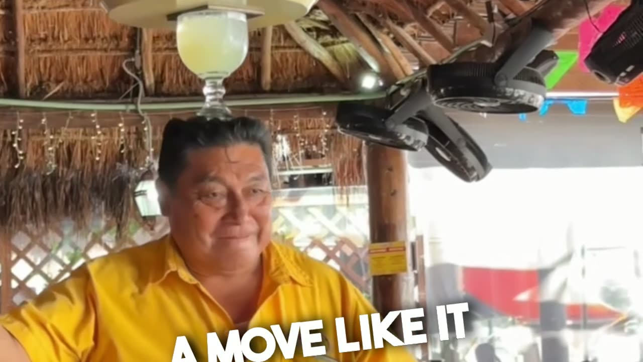 Is this the Coolest Waiter in Cancun?...🤣