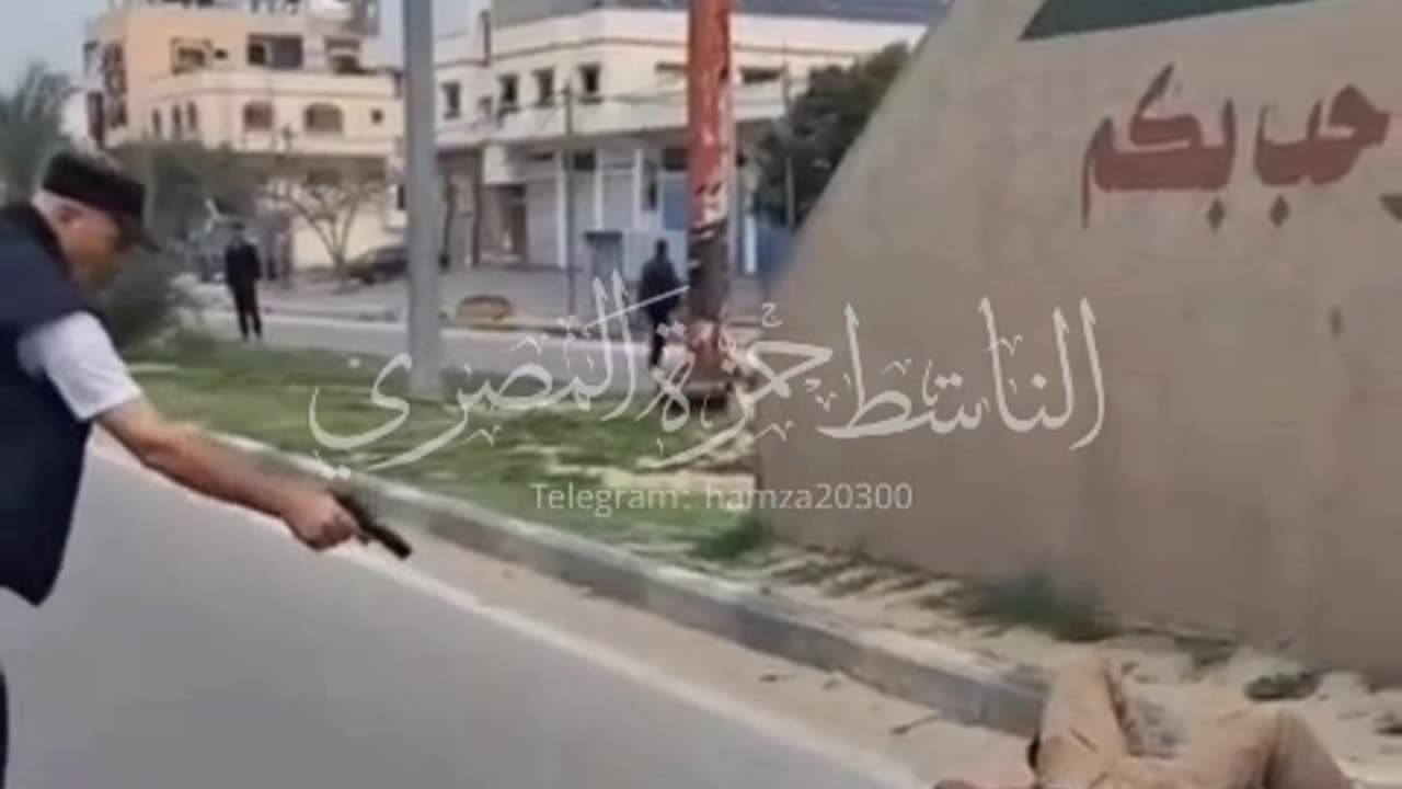 Extremely graphic - Palestinians execute one of their own in broad daylight