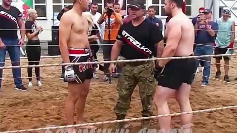 Обычный парень вышел против мощного пограничника