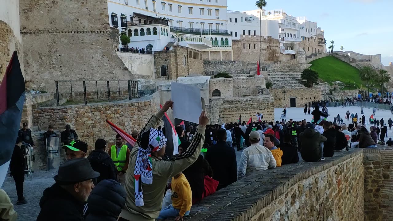 مسيرة حاشدة شعبية استنكارا لرسو سفن العدو بميناء طنجة 20 04 2025 محاصرة المسيرة
