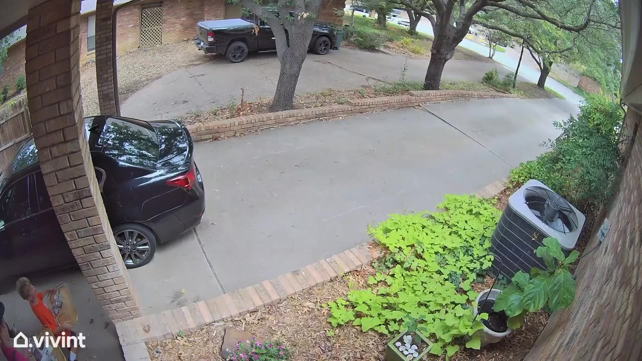 Woman Tells Kids to Keep the Change